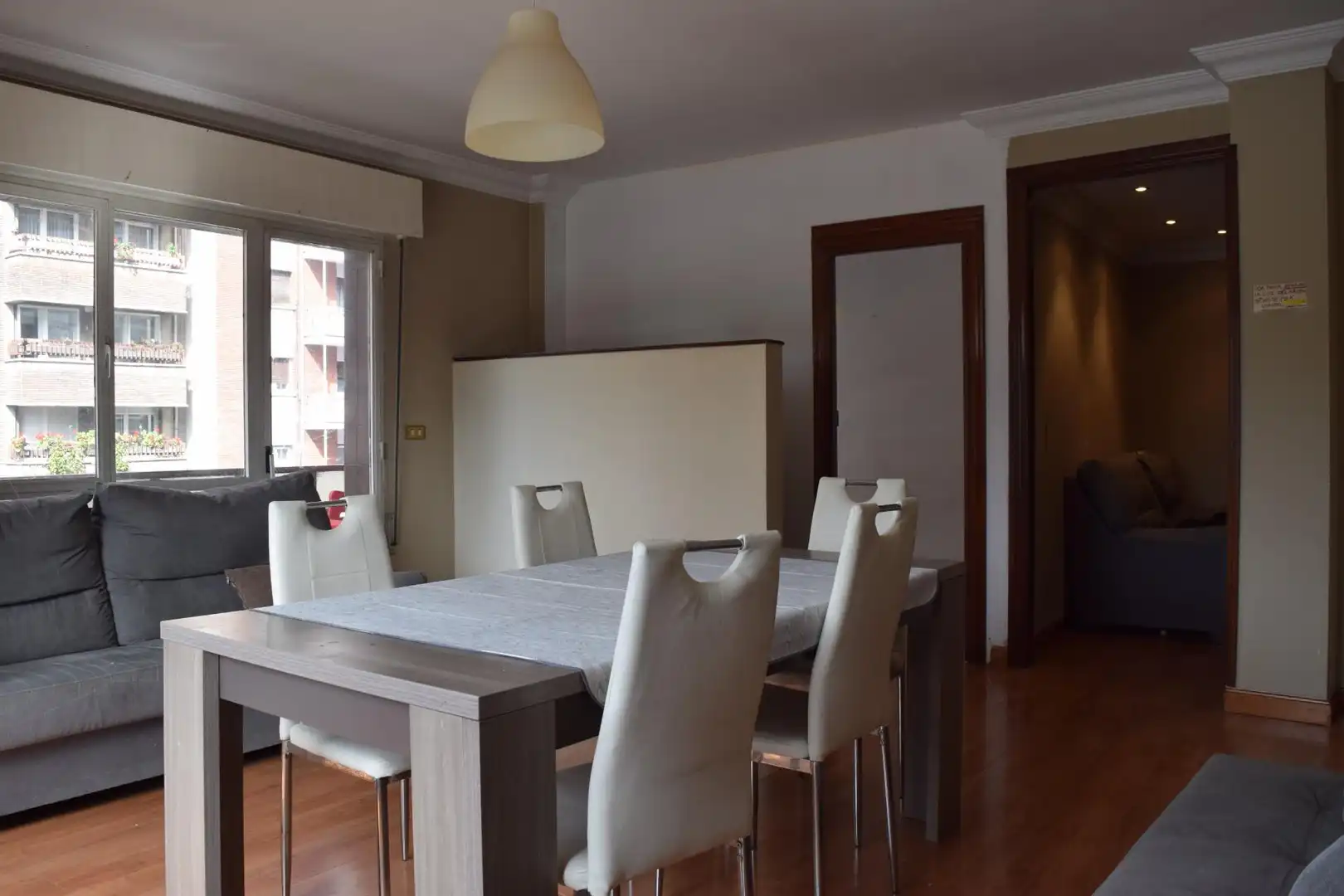 Menjador de Pis en venda en Oviedo  amb Calefacció, Parquet i Traster