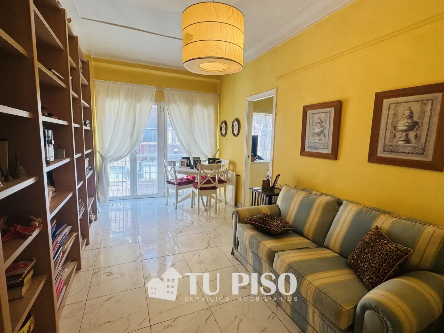 Sala d'estar de Pis en venda en Madrid amb Moblat i Balcó