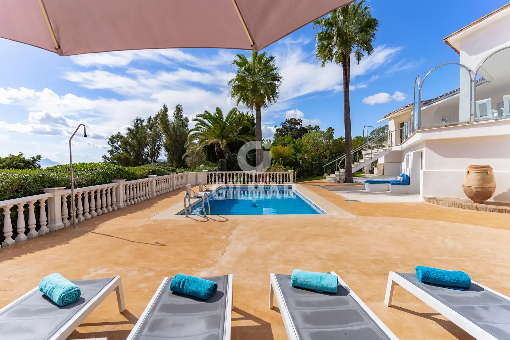 Vista exterior de Casa o xalet en venda en Sotogrande amb Calefacció, Jardí privat i Piscina