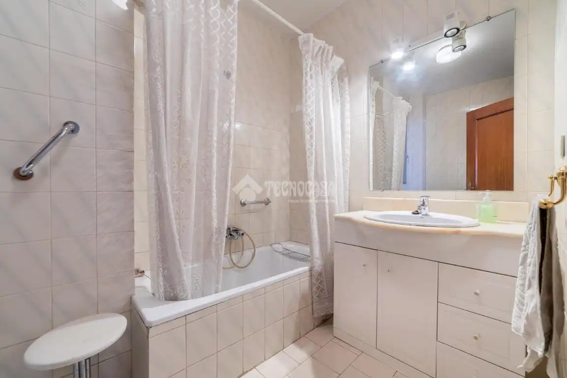 Badezimmer von Wohnung zum Verkauf in Madrid mit Parkett