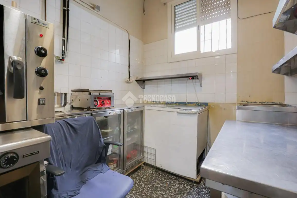 Cuina de Local en venda en L'Hospitalet de Llobregat amb Aire condicionat