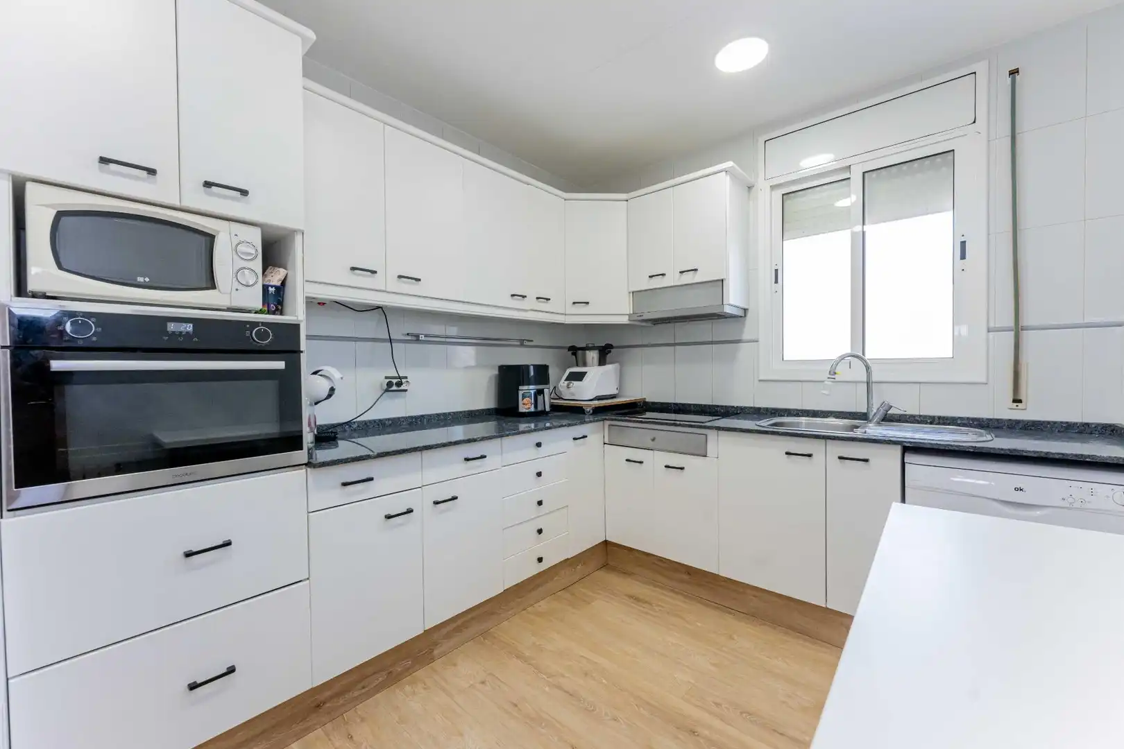 Kitchen of Flat for sale in Castelldefels  with Air Conditioner, Heating and Parquet flooring