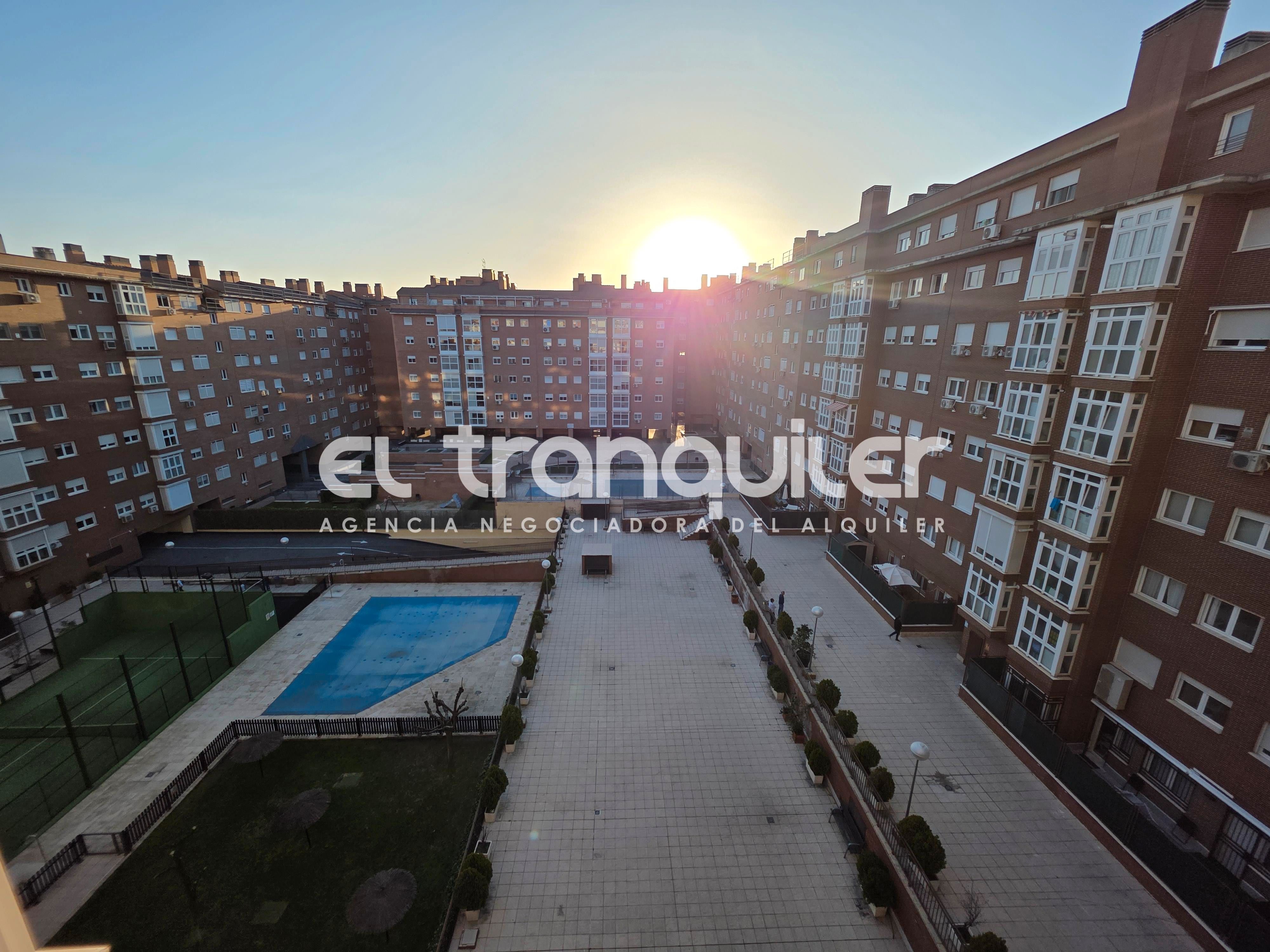 Vista exterior de Piso de alquiler en  Madrid Capital con Aire acondicionado, Parquet y Piscina