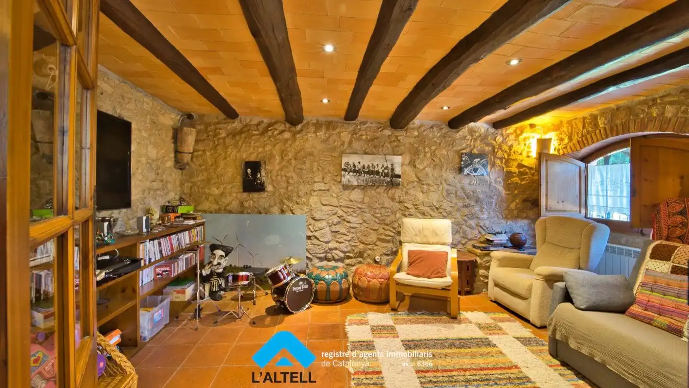 Sala de estar de Finca rústica en venta en L'Ametlla del Vallès con Aire acondicionado, Calefacción y Jardín privado