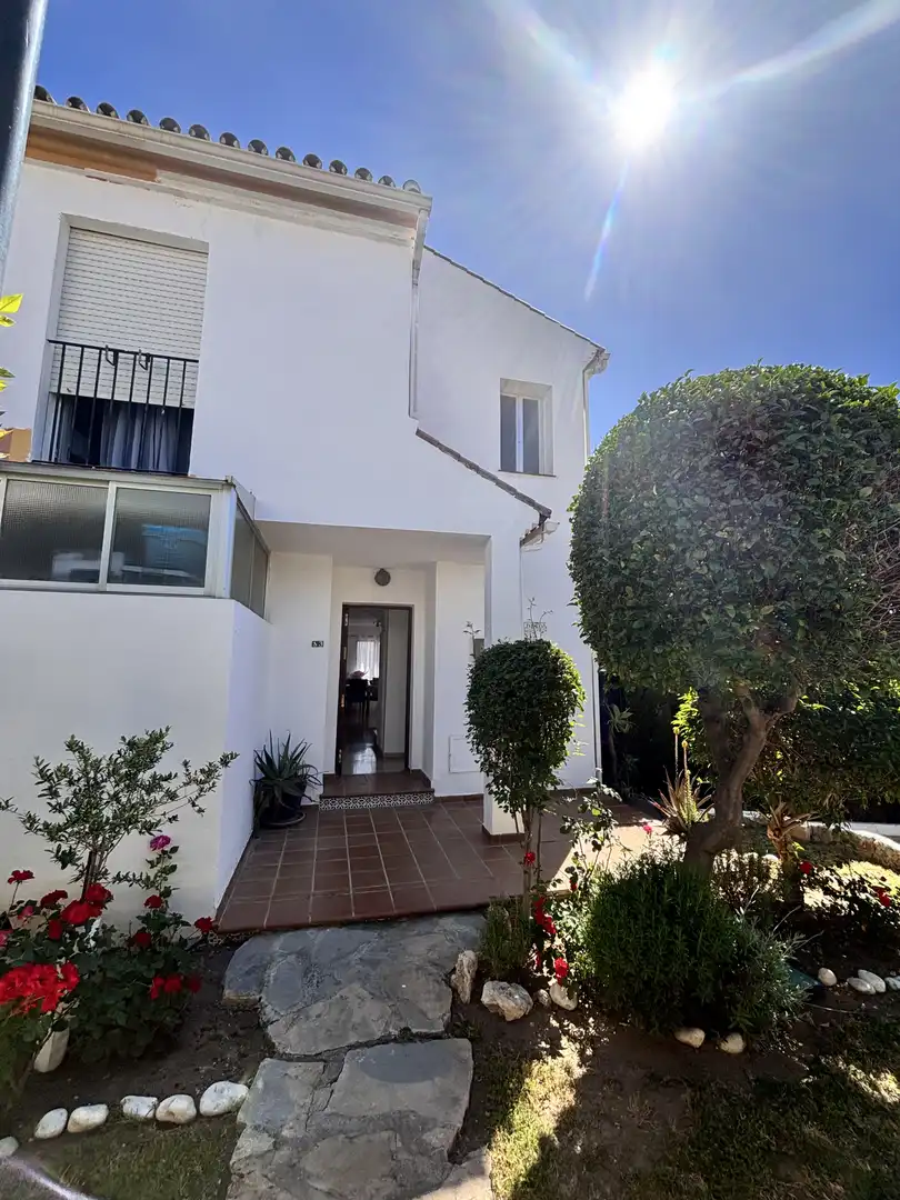 Vista exterior de Casa o xalet en venda en Estepona amb Jardí privat, Terrassa i Balcó