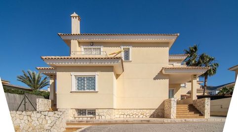 Amplia casa con parcela a un paso de la playa