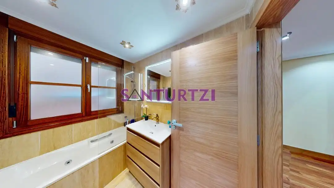 Baño de Piso en venta en Santurtzi  con Calefacción, Terraza y Trastero