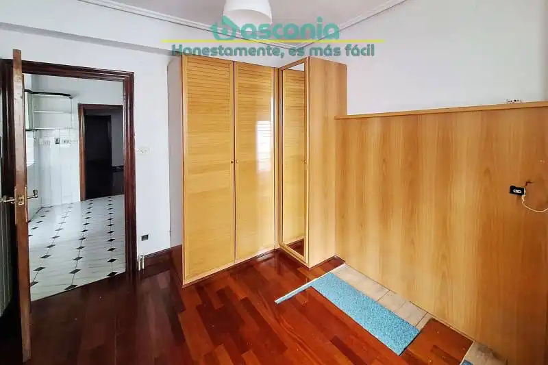 Habitación de Piso en venta en Basauri  con Calefacción, Amueblado y Balcón