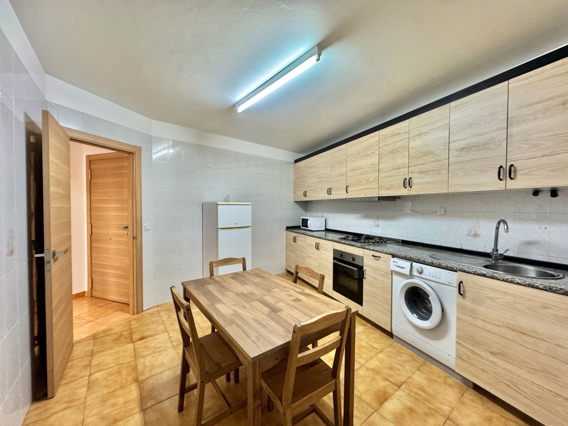 Cuina de Pis en venda en Arteixo amb Calefacció, Parquet i Moblat