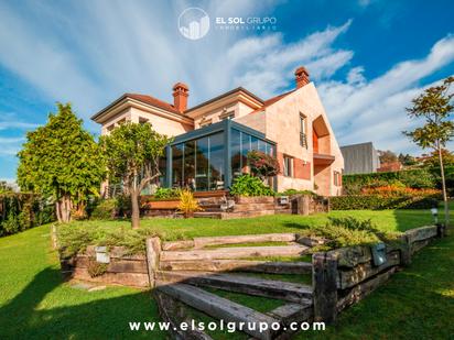 Vista exterior de Casa o xalet en venda en Gijón  amb Terrassa, Piscina i Balcó