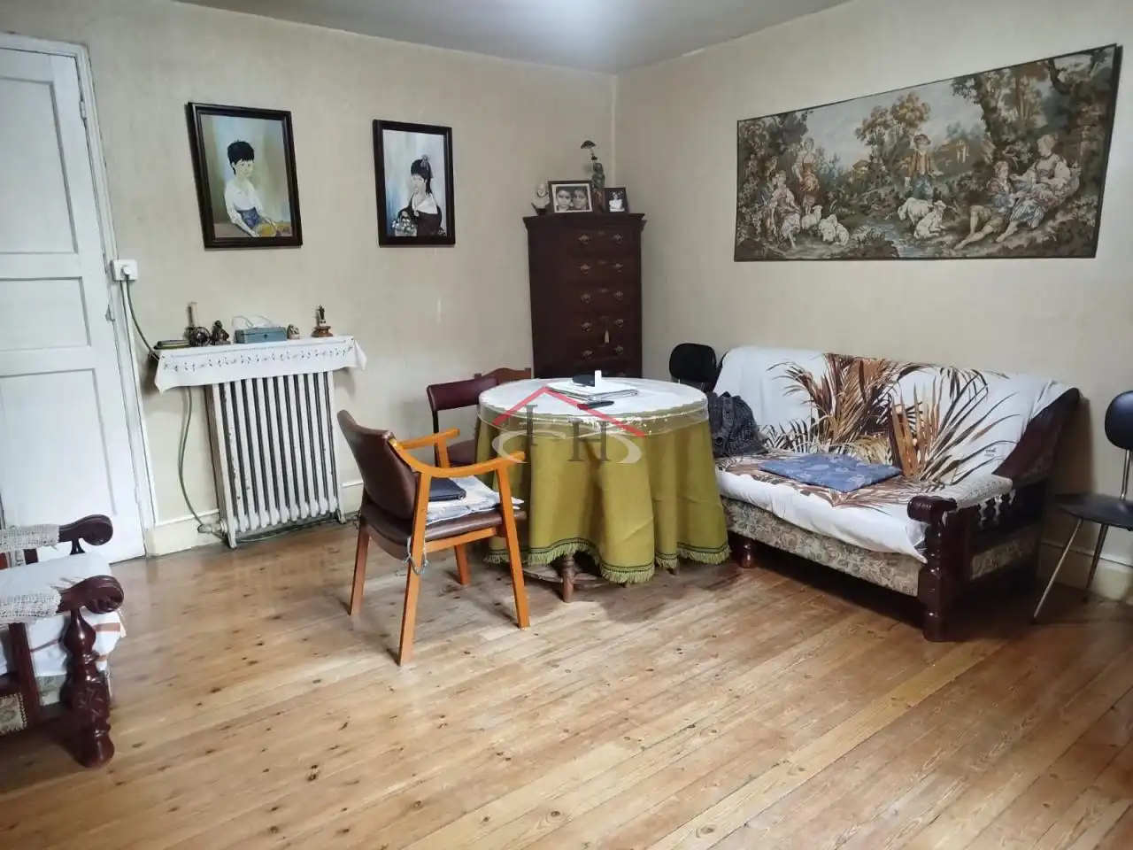 Sala d'estar de Casa o xalet en venda en León Capital  amb Calefacció, Jardí privat i Traster
