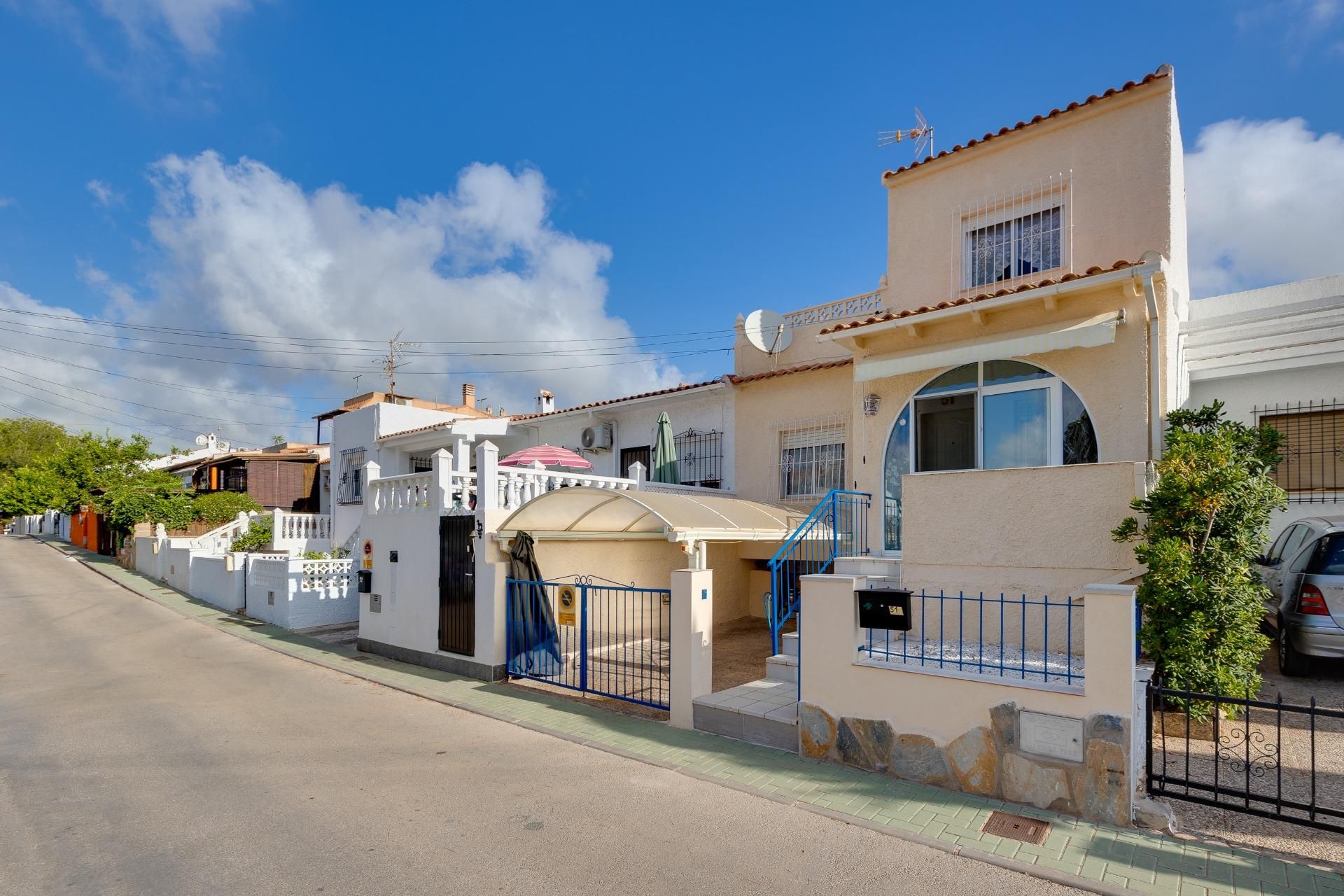 Vista exterior de Casa adosada en venta en Pilar de la Horadada con Aire acondicionado, Jardín privado y Terraza