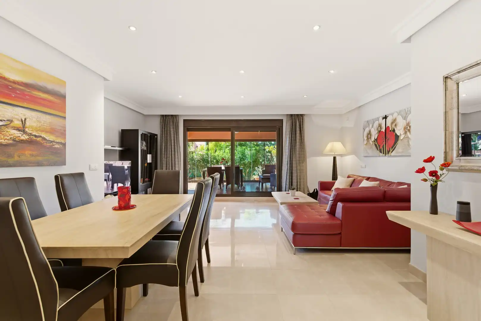 Sala d'estar de Planta baixa en venda en Estepona amb Aire condicionat, Jardí privat i Terrassa
