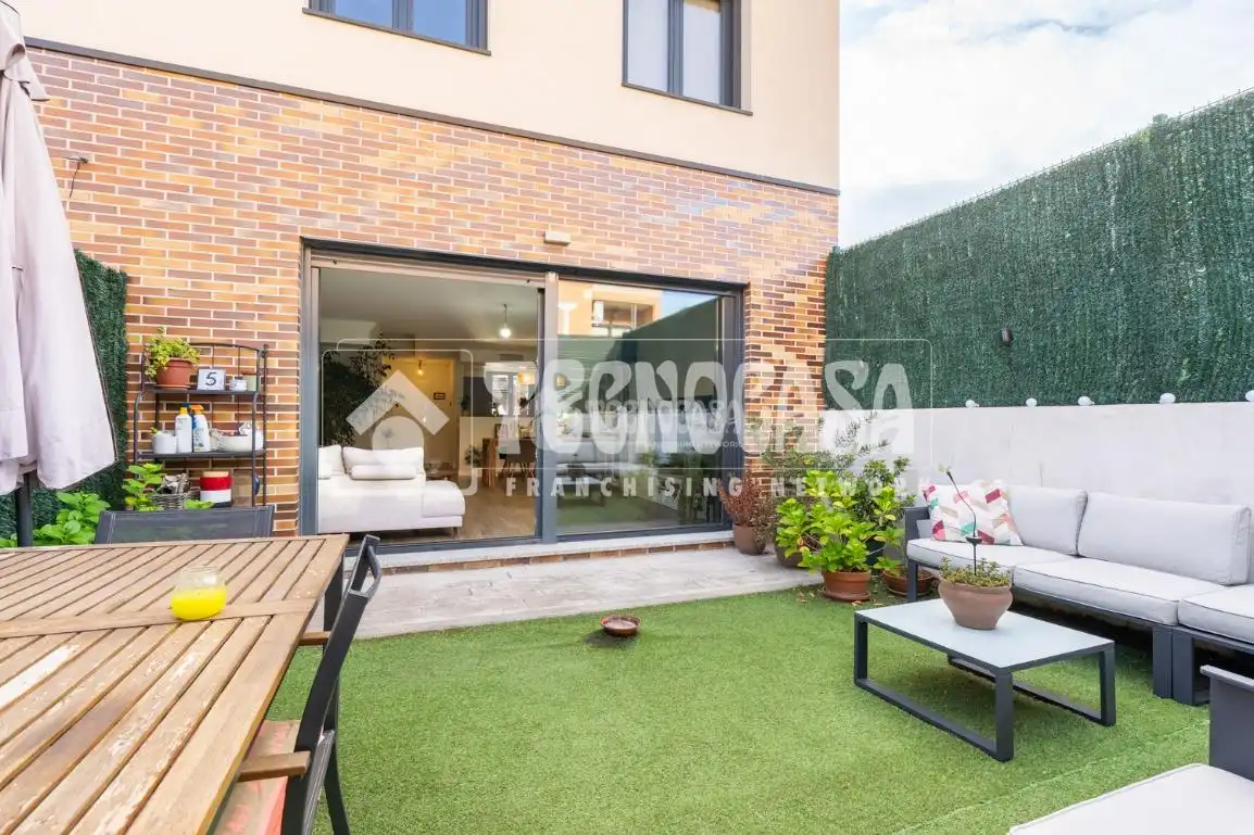 Terraza de Casa adosada en venta en Colmenar Viejo con Aire acondicionado, Calefacción y Jardín privado