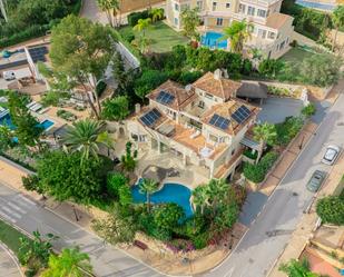 Vista exterior de Casa o xalet en venda en Marbella amb Aire condicionat, Jardí privat i Terrassa