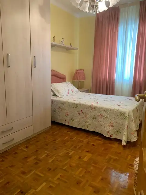 Habitación de Piso de alquiler en  Pamplona / Iruña con Calefacción, Parquet y Amueblado