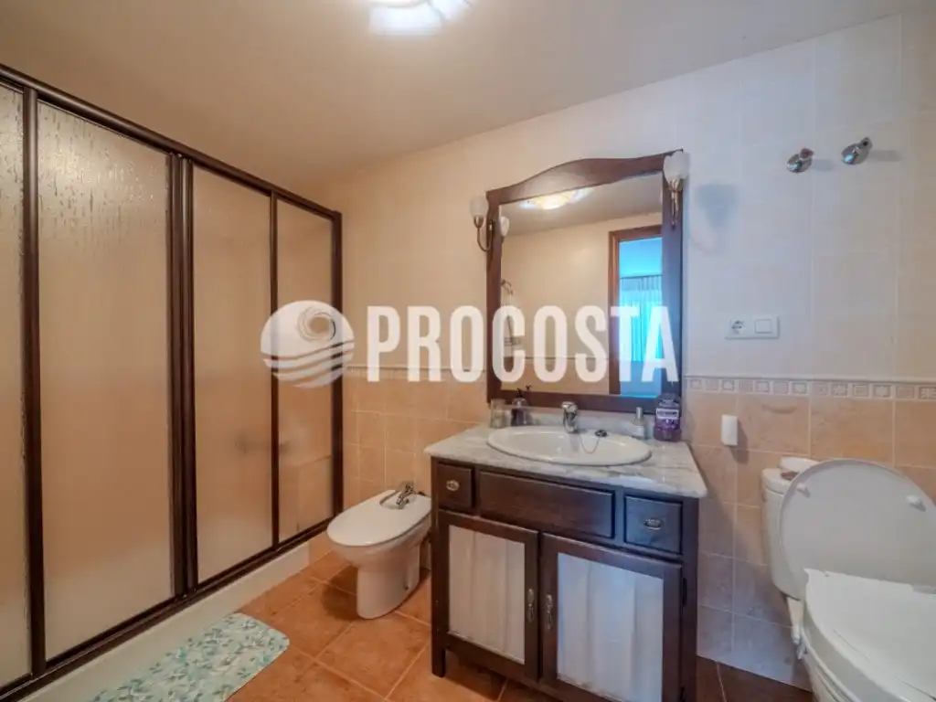 Badezimmer von Wohnung zum Verkauf in Almuñécar mit Klimaanlage, Privatgarten und Terrasse