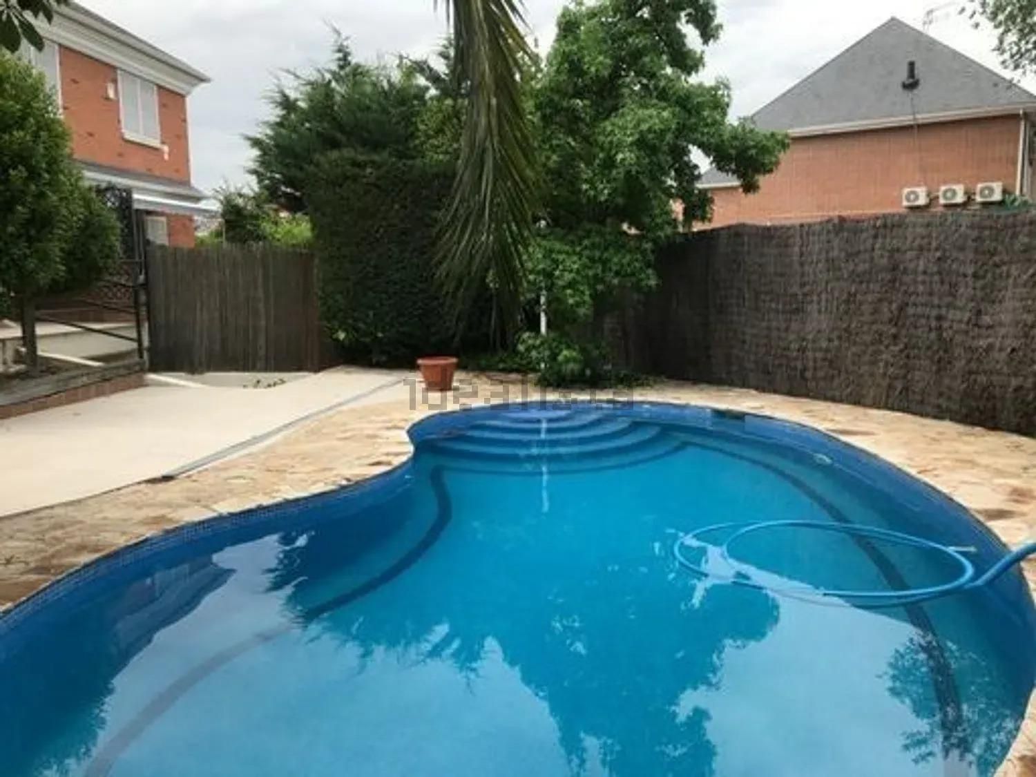 Piscina de Casa adosada en venda en Villanueva de la Cañada amb Jardí privat, Terrassa i Piscina