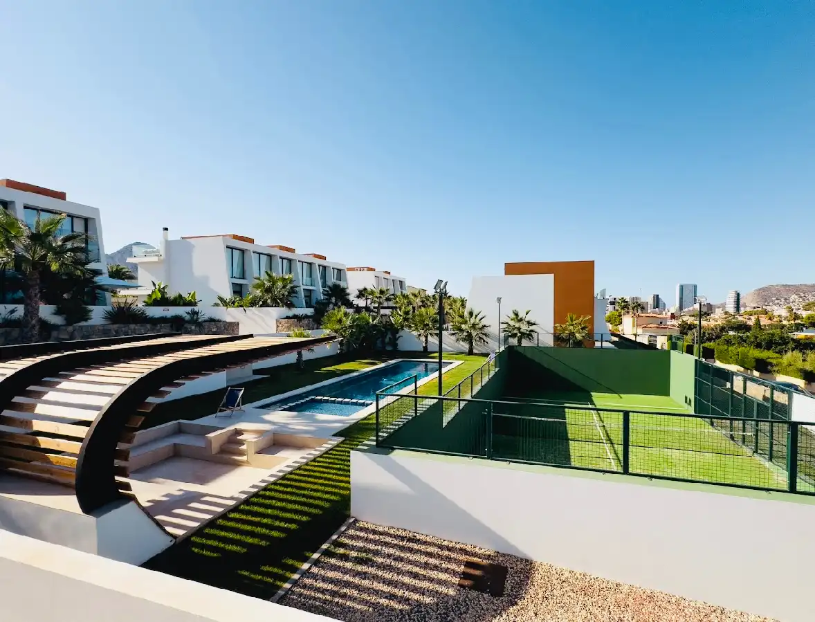 Vista exterior de Casa adosada en venda en Calpe / Calp amb Aire condicionat, Calefacció i Jardí privat