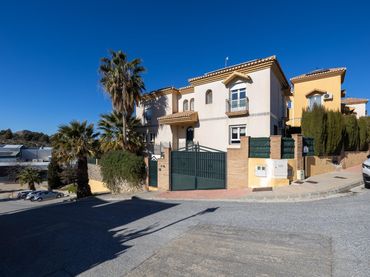 Villa avec balcon à vendre à Calle Infanta Elena 7