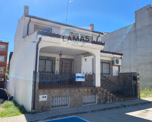 Vista exterior de Casa o xalet en venda en Talayuela amb Aire condicionat, Calefacció i Terrassa