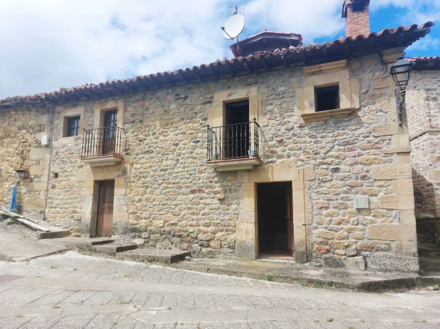 Vista exterior de Casa adosada en venda en Polaciones amb Calefacció, Jardí privat i Traster