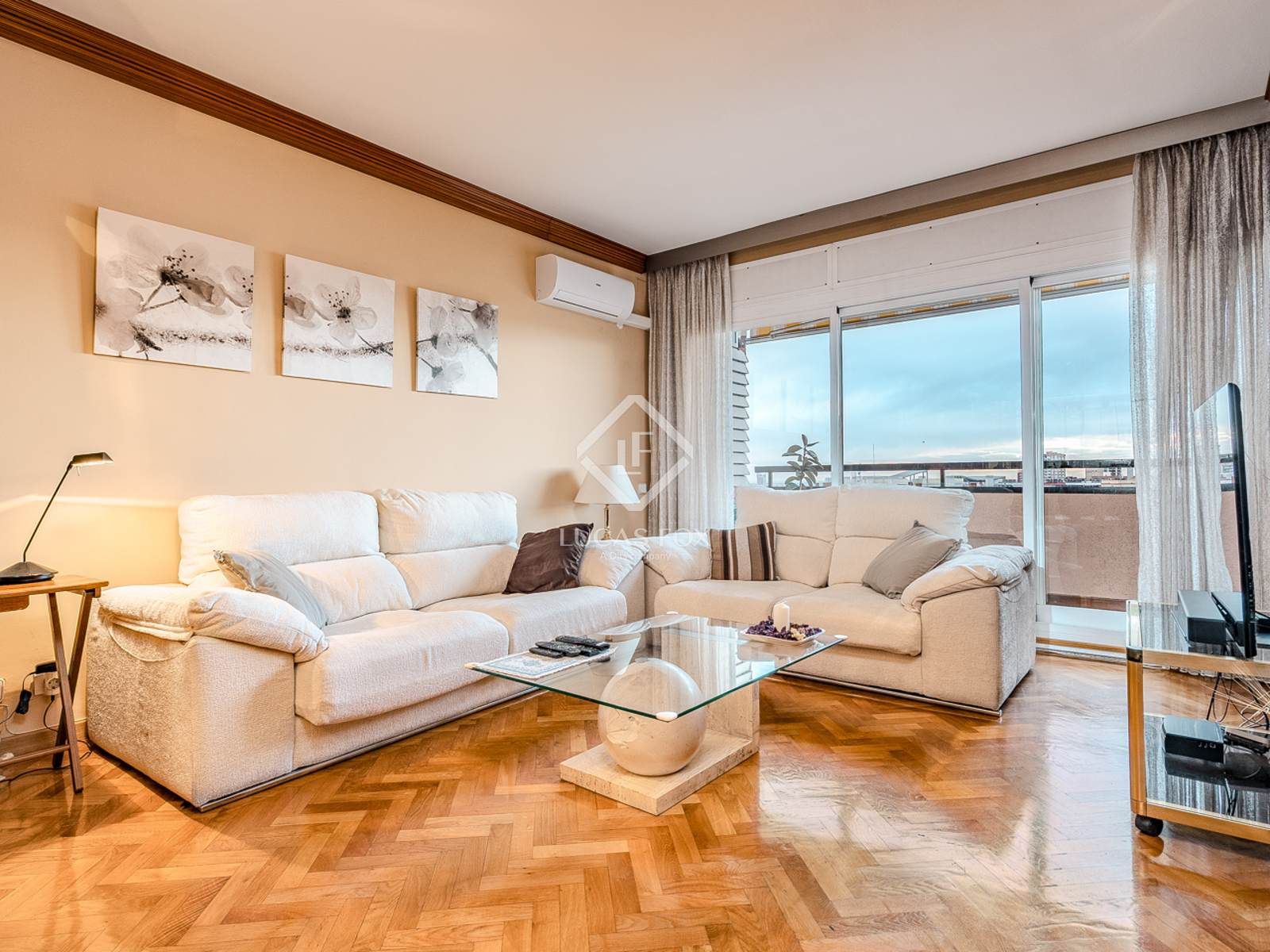 Living room of Flat for sale in  Barcelona Capital  with Air Conditioner, Heating and Private garden