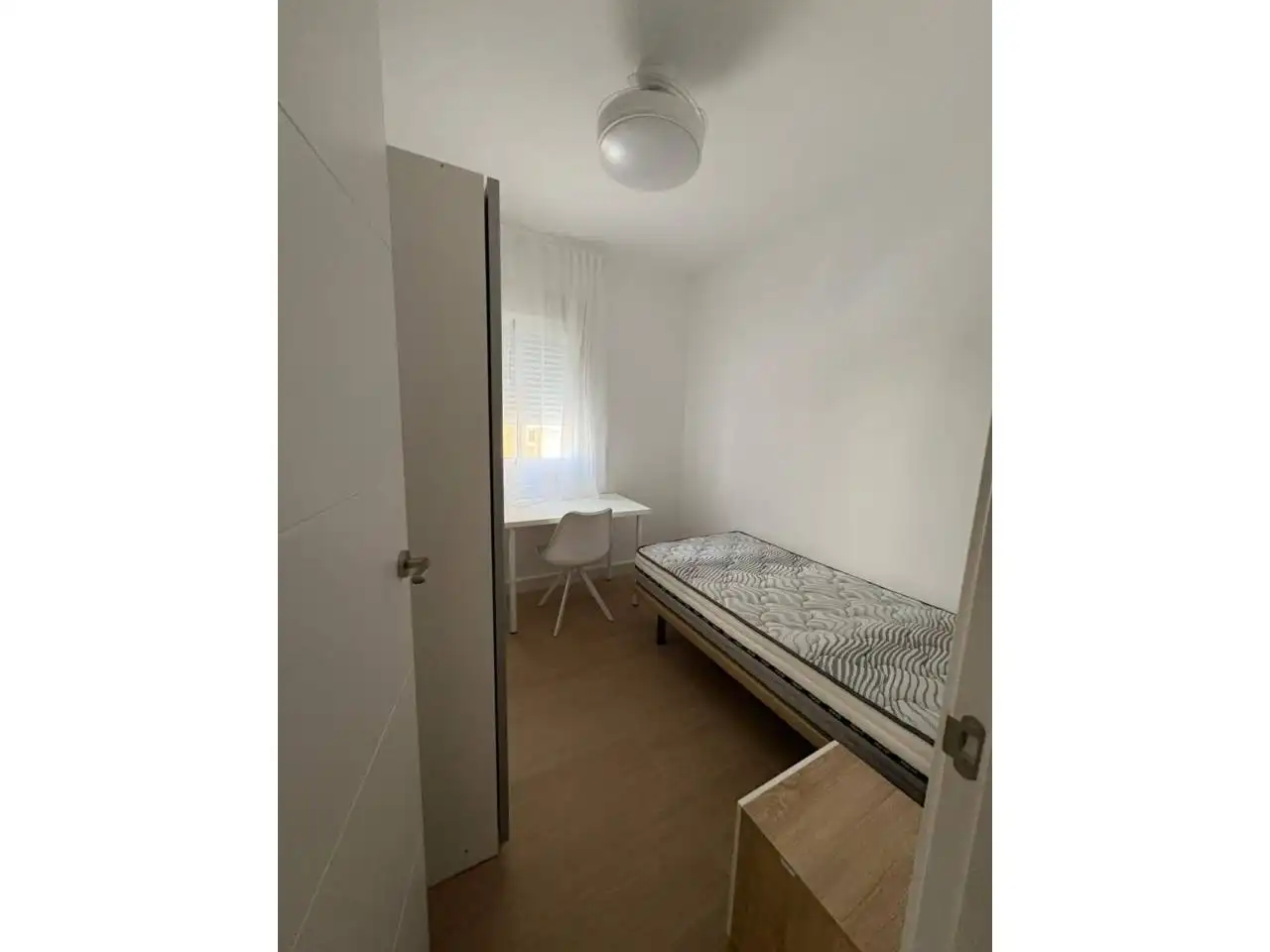 Bedroom of Flat for rent in Granada  with Parquet flooring, Storage room and Furnished