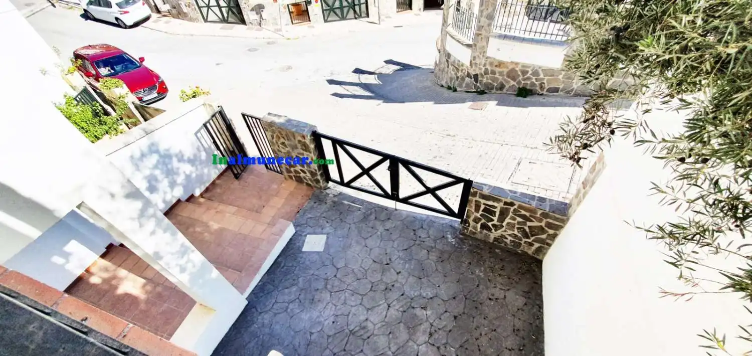 Vista exterior de Casa adosada en venta en Almuñécar con Aire acondicionado, Terraza y Piscina