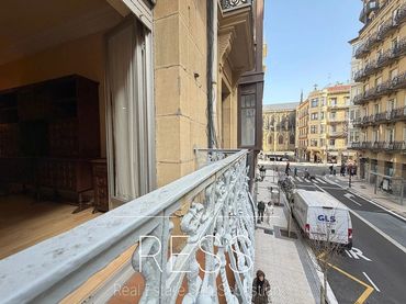 Pis amb balcó en venda a San Bartolome Kalea