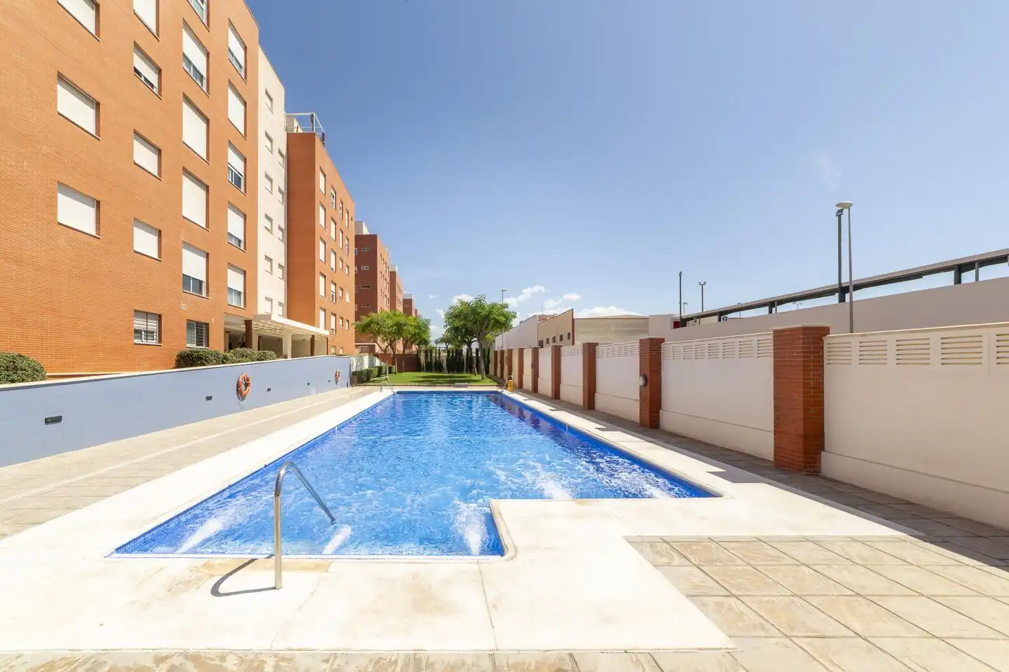 Schwimmbecken von Wohnung zur Miete in  Almería Capital mit Klimaanlage, Heizung und Möbliert