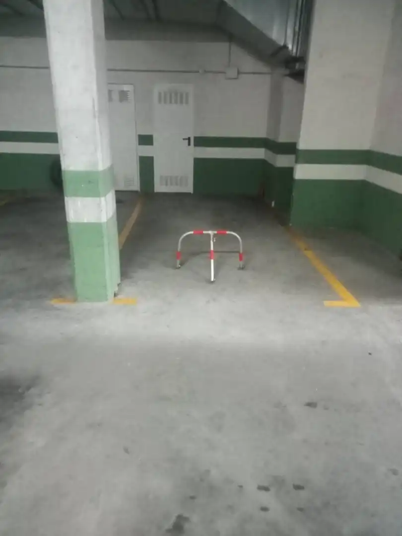 Aparcament amb ascensor en venda a Rúa do Pintor Laxeiro