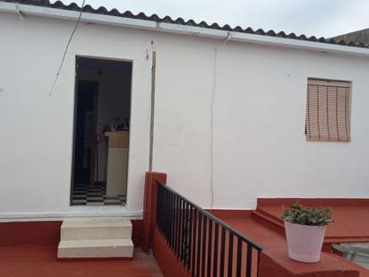 Vista exterior de Casa o xalet en venda en Utrera amb Terrassa