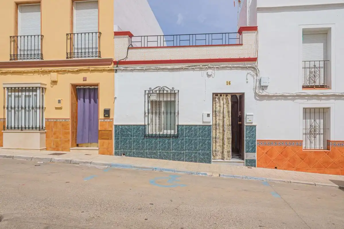 Vista exterior de Casa adosada en venda en El Coronil amb Aire condicionat, Calefacció i Terrassa