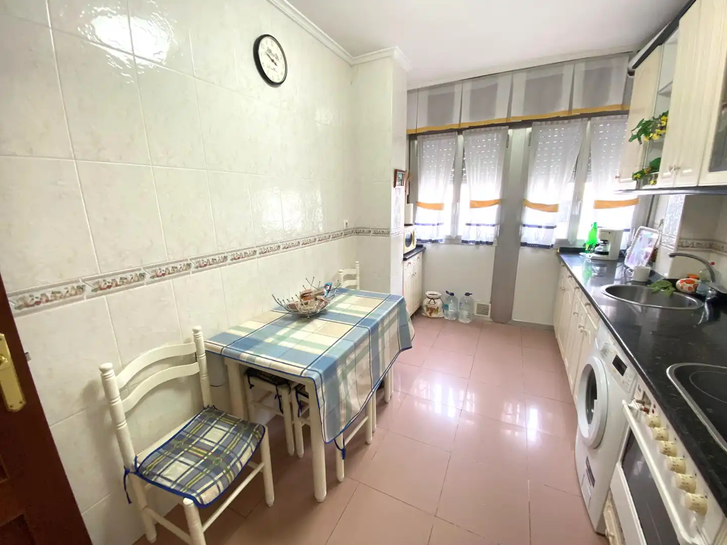 Cocina de Piso en venta en Castro-Urdiales con Horno, Lavadora y Microondas