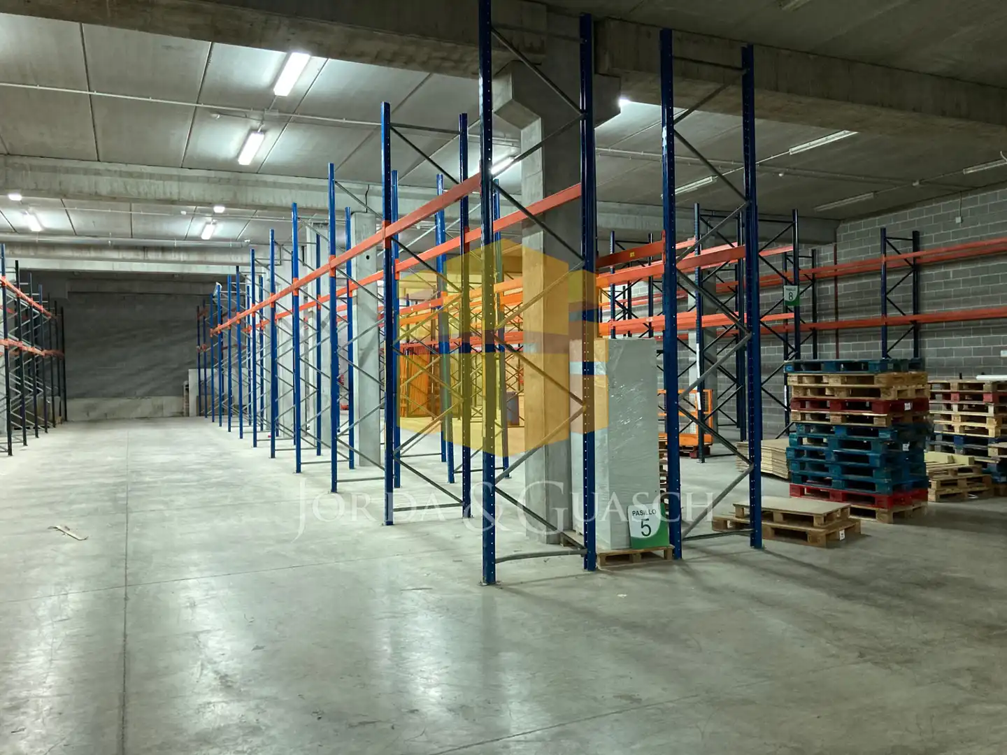 Industrial building to rent in Carrer Can Sellarès 2