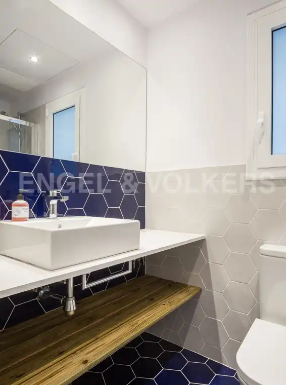 Bathroom of Attic for rent in Barcelona  with Air Conditioner, Heating and Parquet flooring