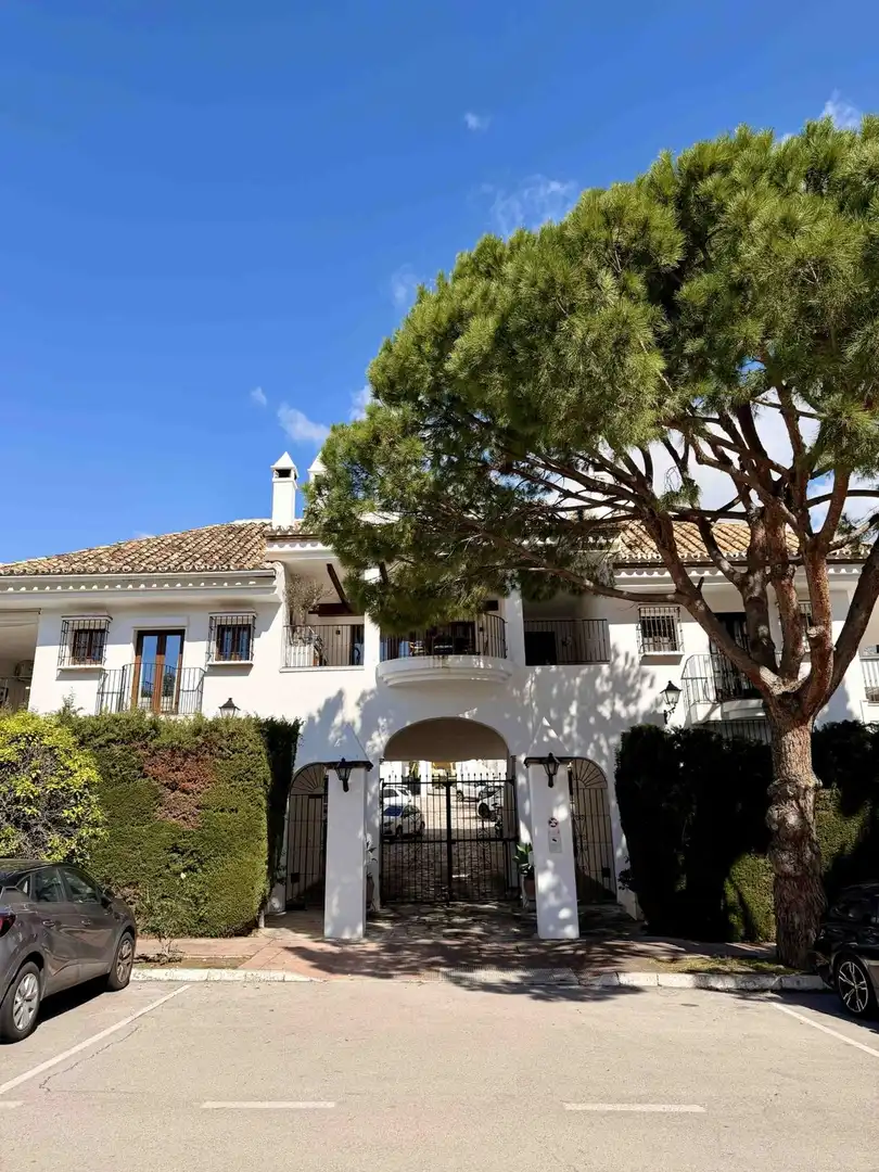 Vista exterior de Casa adosada en venta en Marbella con Aire acondicionado, Terraza y Alarma