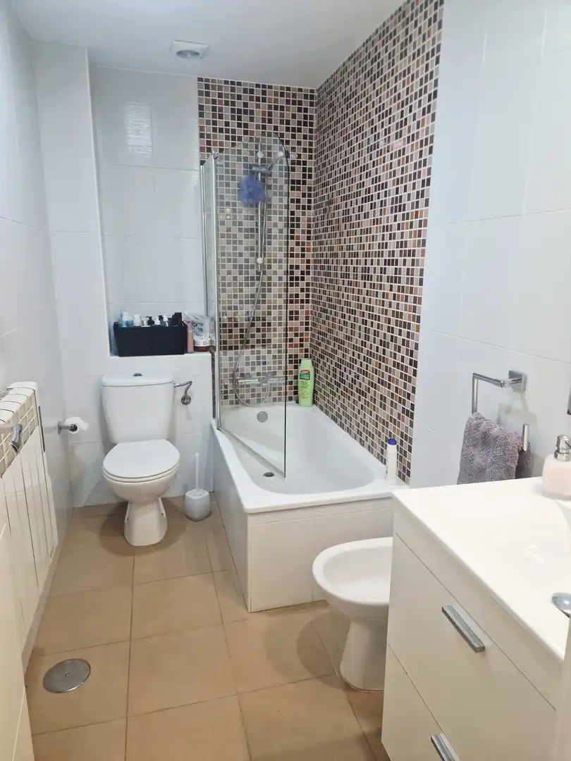 Badezimmer von Wohnung zur Miete in Avilés mit Heizung und Privatgarten