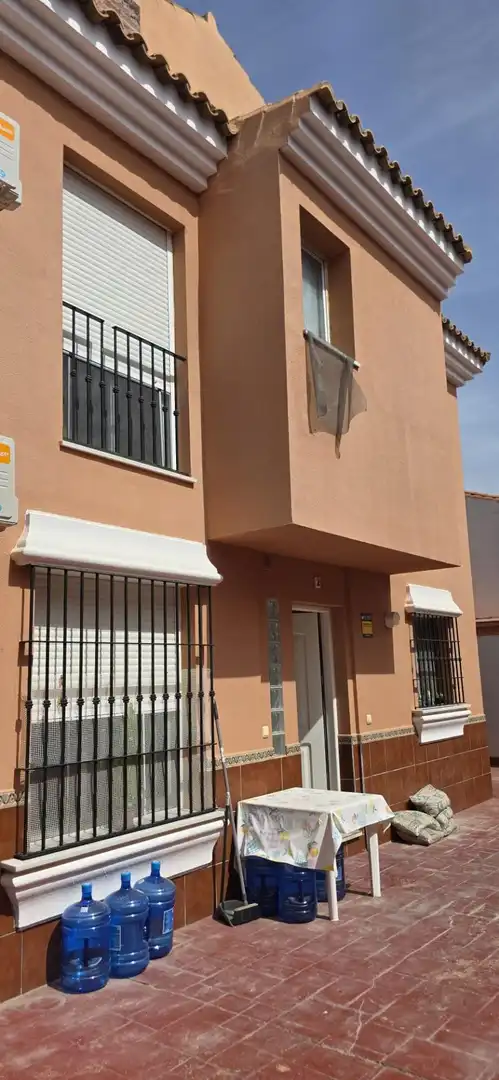 Vista exterior de Casa adosada en venda en La Línea de la Concepción
