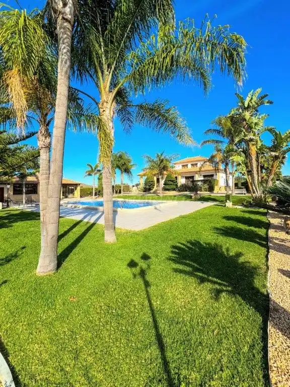 Piscina de Casa o xalet en venda en Orihuela amb Aire condicionat, Jardí privat i Traster