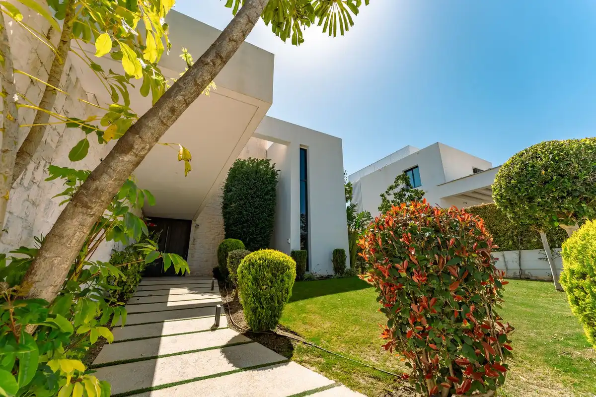 Vista exterior de Casa o xalet de lloguer en Estepona amb Jardí privat, Piscina i Alarma