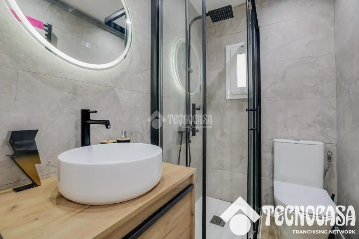 Bathroom of Flat for sale in Santa Coloma de Gramenet  with Air Conditioner, Heating and Parquet flooring