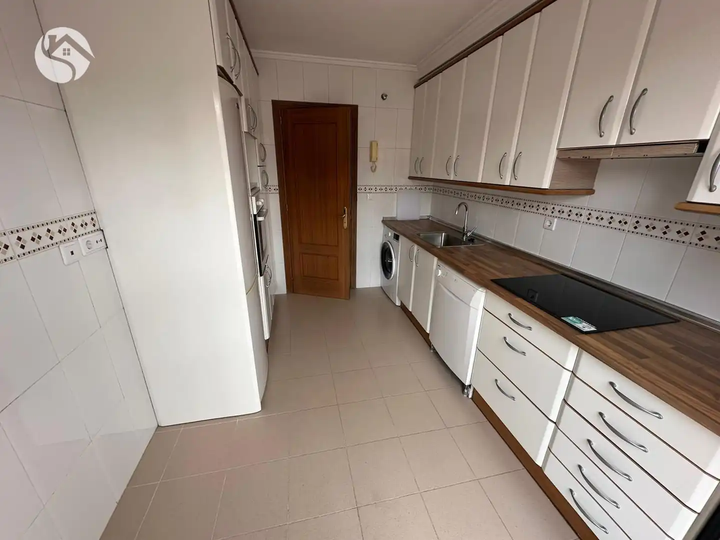 Cocina de Casa adosada en venta en Cuenca Capital con Calefacción y Jardín privado