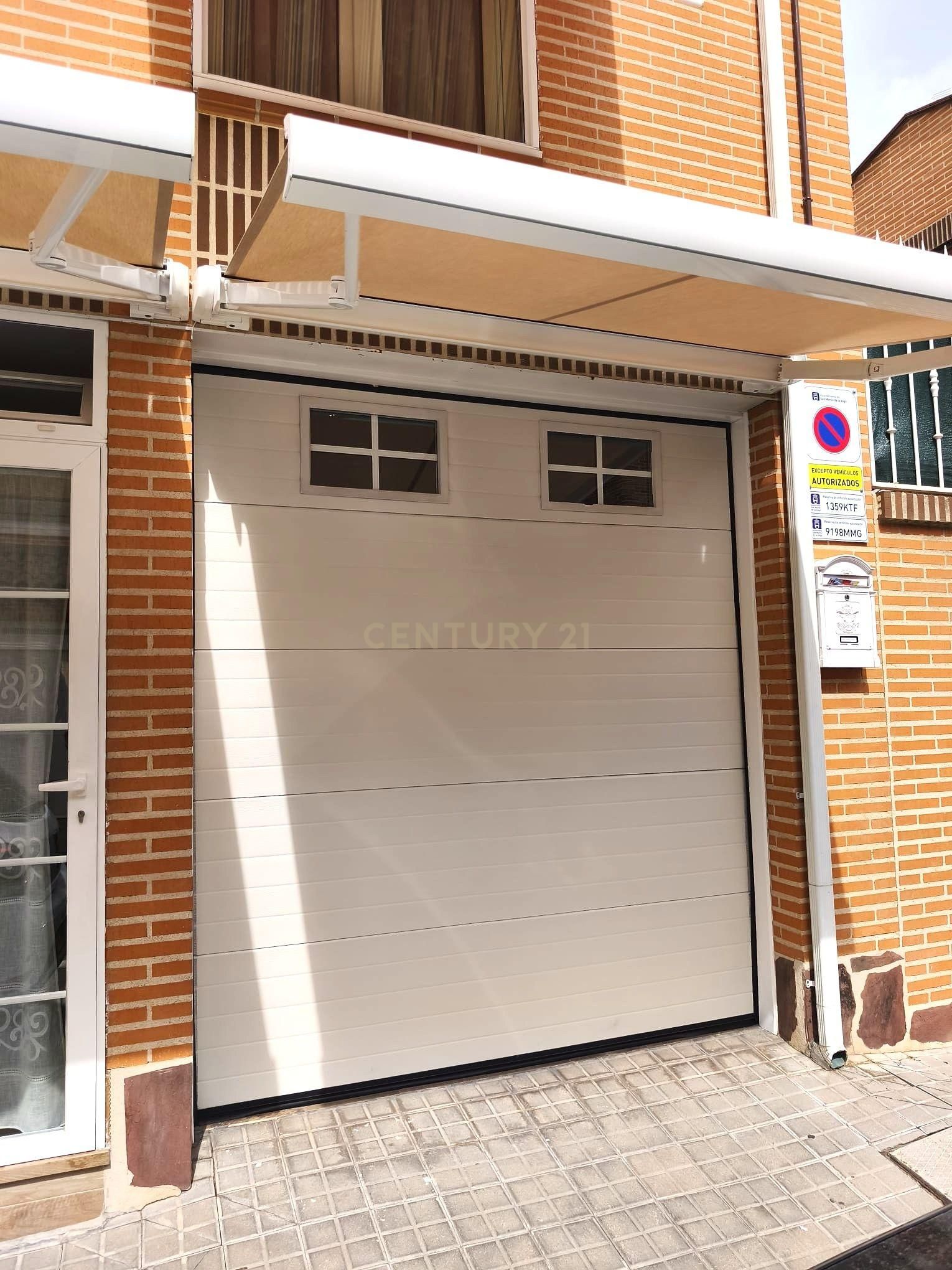 Vista exterior de Casa adosada en venda en San Martín de la Vega amb Aire condicionat, Jardí privat i Traster