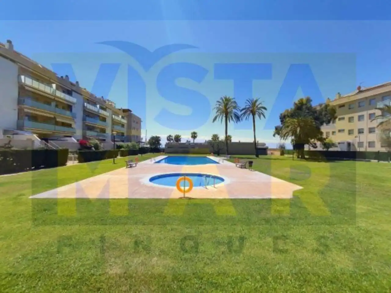 Vista exterior de Pis en venda en Cubelles amb Aire condicionat, Calefacció i Jardí privat
