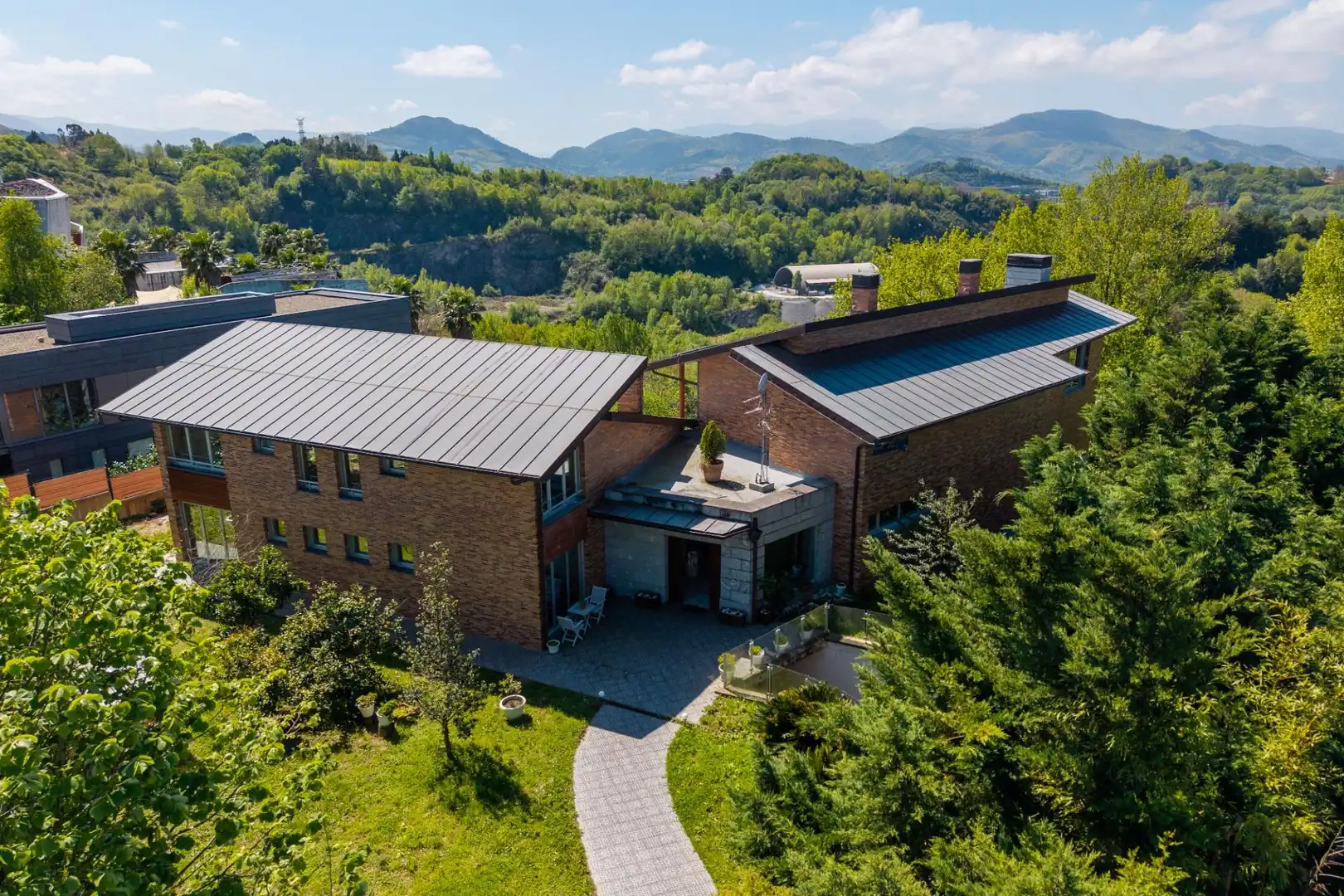 Vista exterior de Casa adosada en venta en Donostia - San Sebastián  con Calefacción, Jardín privado y Terraza