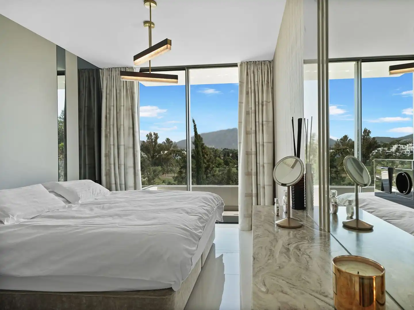 Dormitori de Apartament en venda en Estepona amb Aire condicionat, Terrassa i Traster