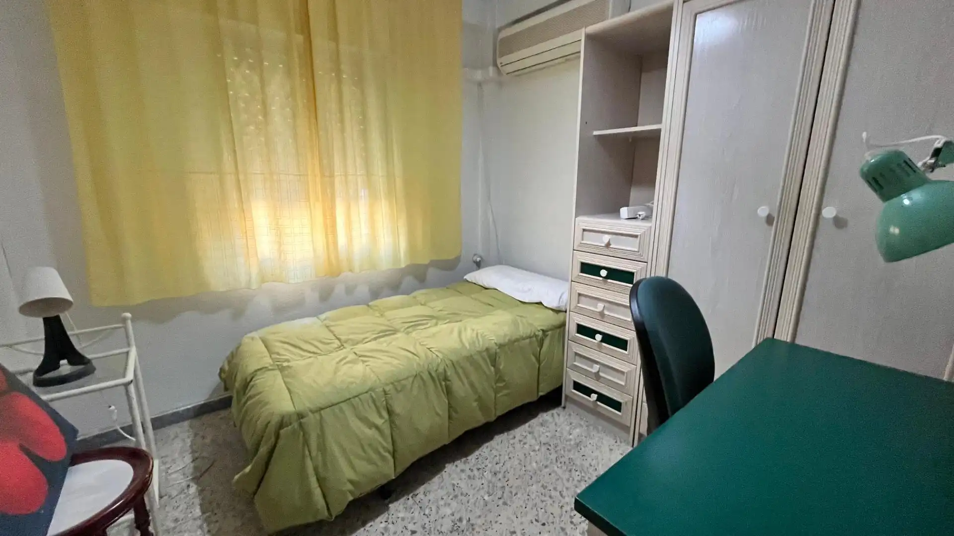 Dormitori de Pis en venda en Sevilla amb Aire condicionat, Terrassa i Moblat