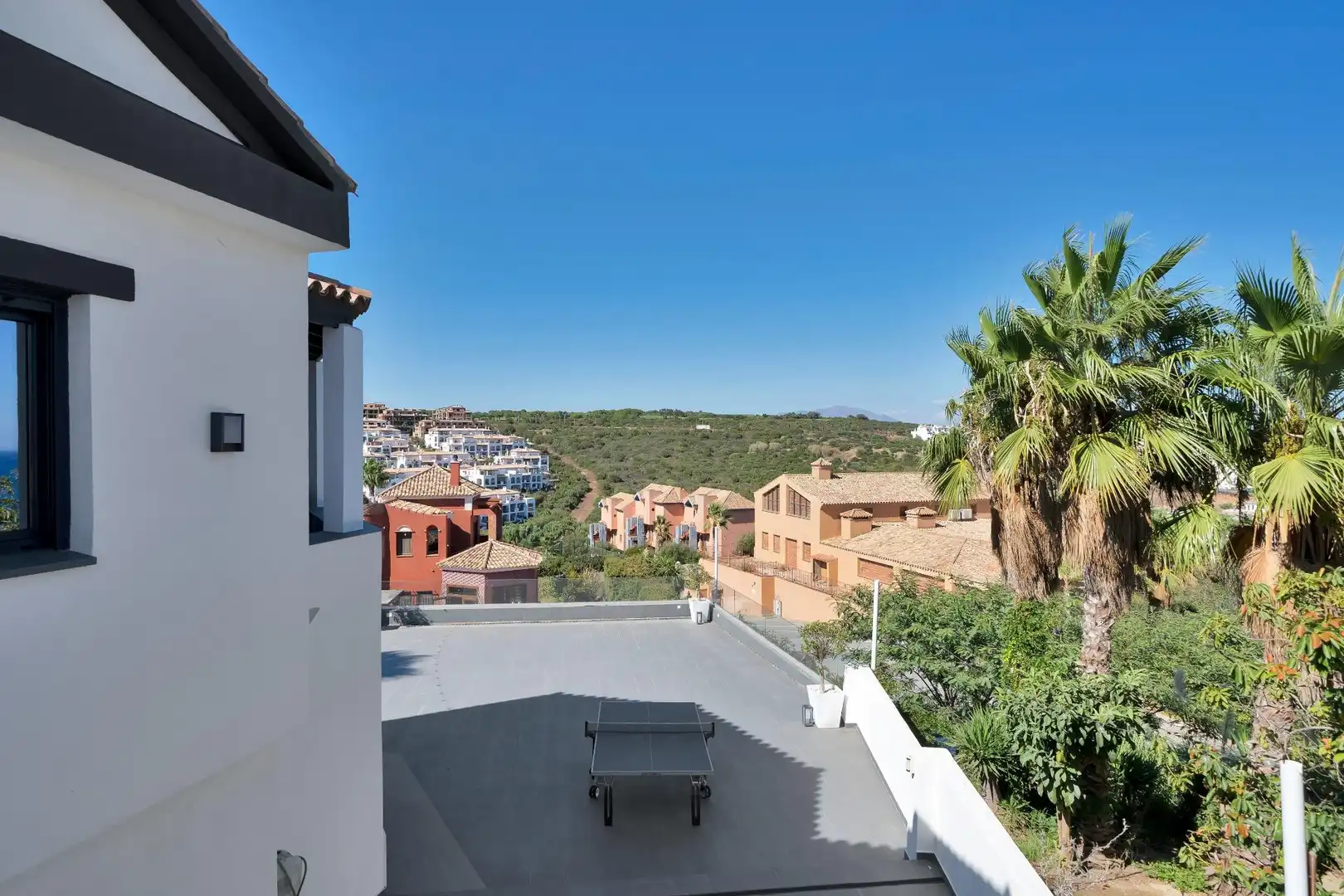 Vista exterior de Casa o chalet en venta en La Alcaidesa con Terraza, Trastero y Piscina